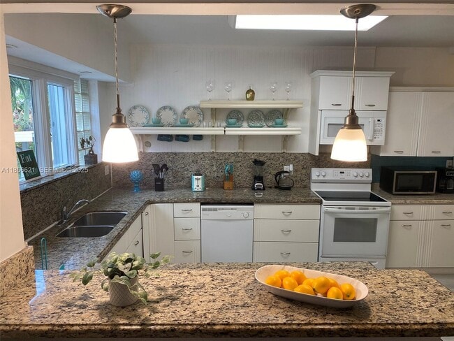 Building Photo - 701 Hollywood Blvd