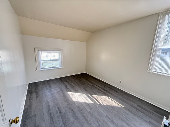 Building Photo - 346 1st St