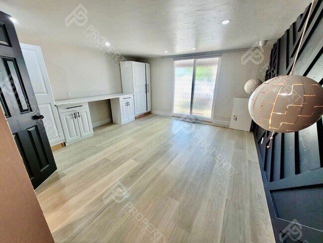 Building Photo - 4 Bedroom Home in Downtown Rifle for Rent
