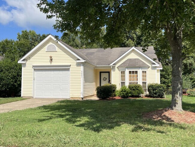 Building Photo - Updated 3 Bedroom, 2 Bath Ranch in NW Char...