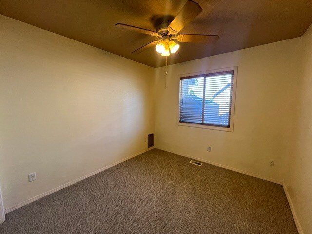 Building Photo - 3bed 3bath Great Meridian Location!