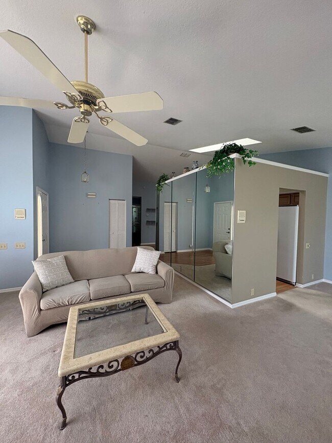 Building Photo - Beautiful 2Bed/2Bath with 2-Car Garage