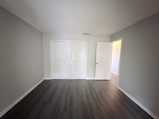 Building Photo - Moving Ready! 2 bedroom and 2 1/2 Bathroom