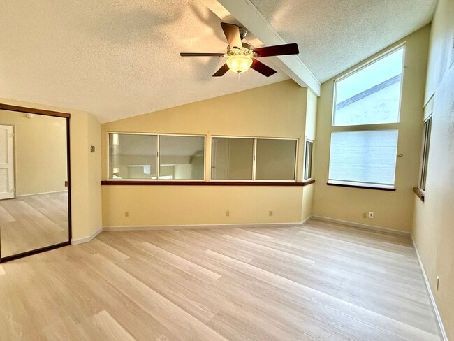 Building Photo - $3490 -- Beautifully Upgraded 3BR Townhome in Northgate