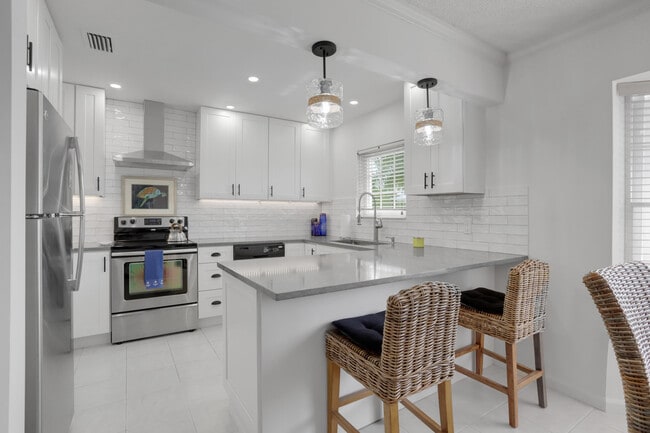 Building Photo - 75 Venetian Dr