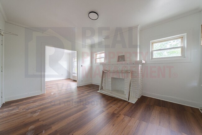 Building Photo - Convenience near Coventry