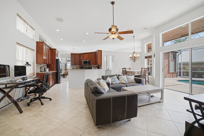 Building Photo - 10599 St Thomas Dr