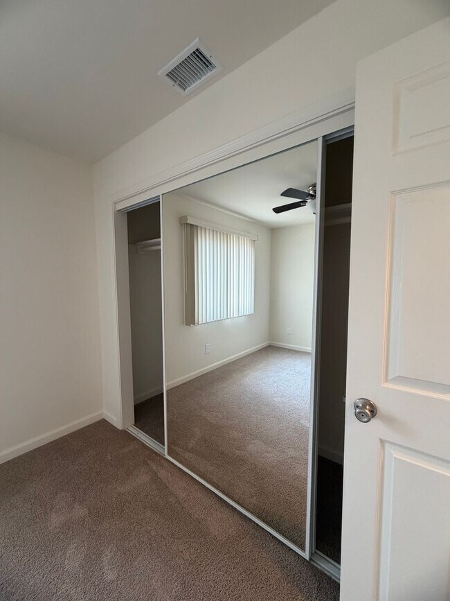 Building Photo - 2 Bedroom 1 Bath Duplex for Rent