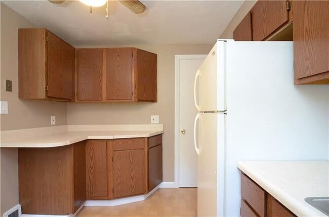 Building Photo - Two Bedroom in Castle Shannon! Central air - Garage - Laundry!