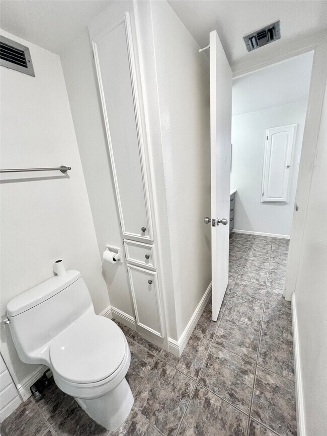 Building Photo - 2016 Main St