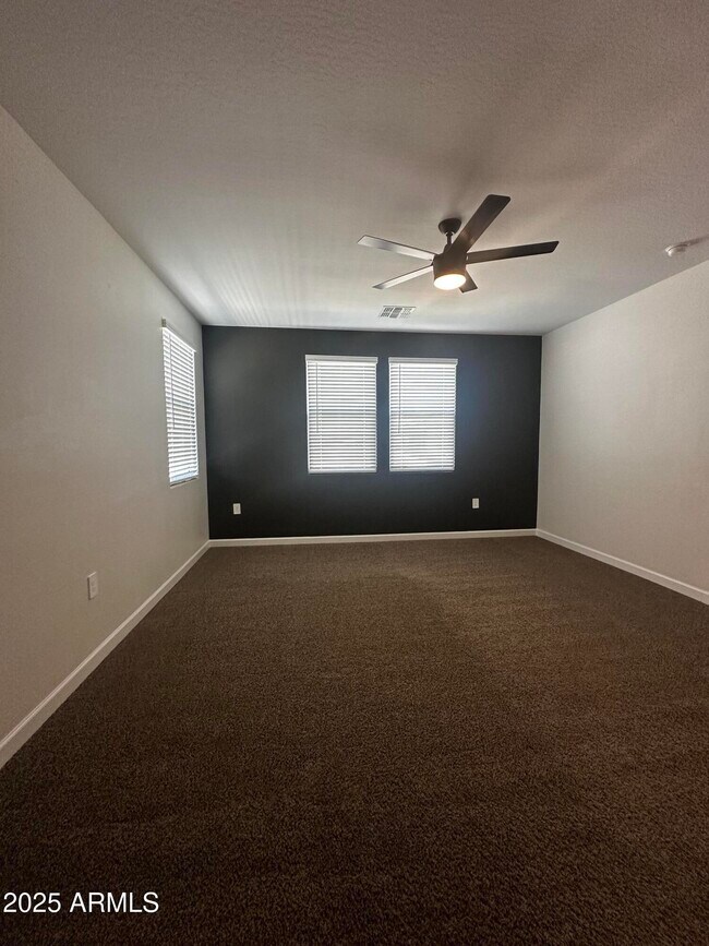 Building Photo - 2116 W Sable Ave