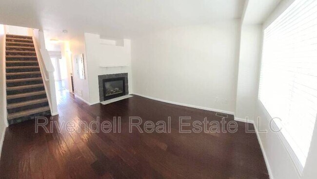 Building Photo - 2044 Oakcrest Cir