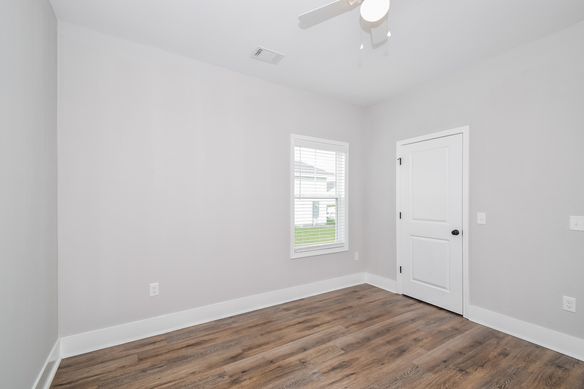 Building Photo - 1047 Autumns Wood Cir E