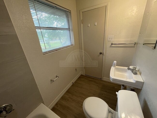 Building Photo - 1302 Becker Dr