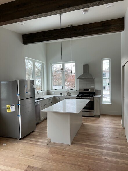 Building Photo - 220 S Willson Ave