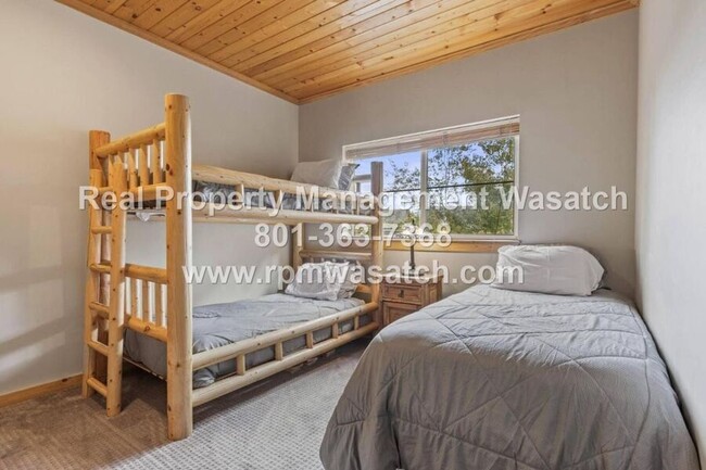 Building Photo - Come See This Fully Furnished Short Term R...