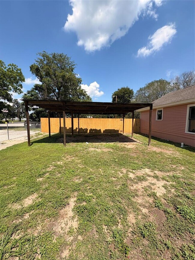 Building Photo - 105 S Cedar Ave