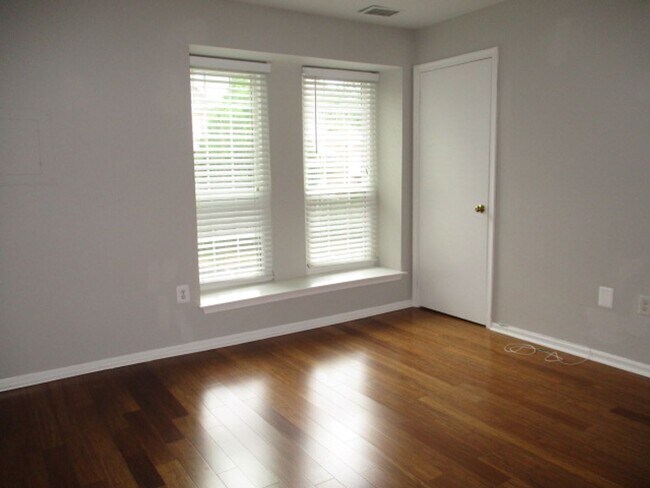 Building Photo - Tucked Away Condo with Balcony near Shirlington