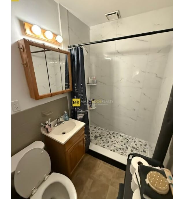 Building Photo - 585 Beacon St