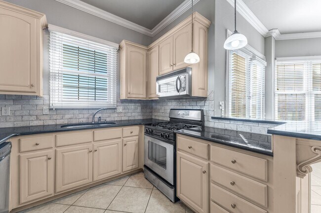 Building Photo - Stunning Townhome