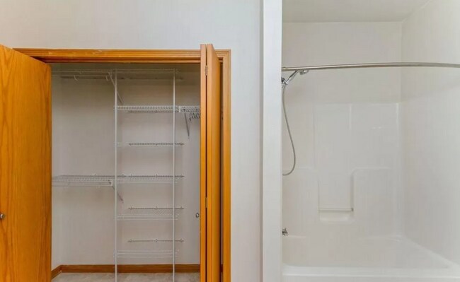 Building Photo - 1 Bedroom Condo Available August 1st, 2026