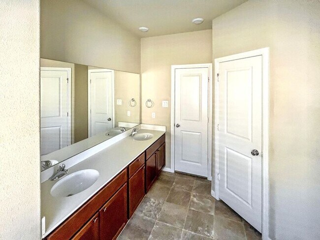 Building Photo - 8729 Heliotrope Ln