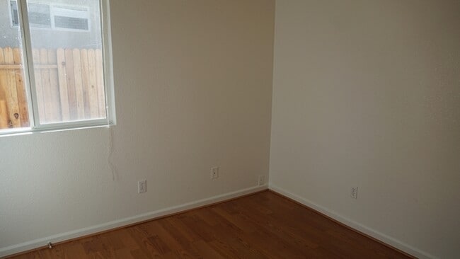 Building Photo - Gorgeous 3 bedroom 2 bathroom home in Sacramento!