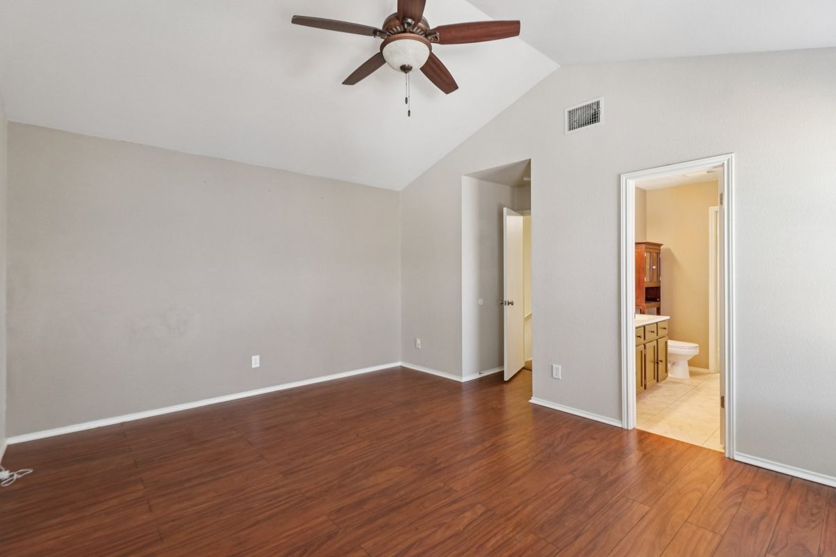 Building Photo - 15727 Knollrun