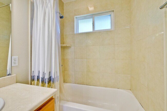 Building Photo - Awesome Home Located in a Quiet Tree Line Neighborhood