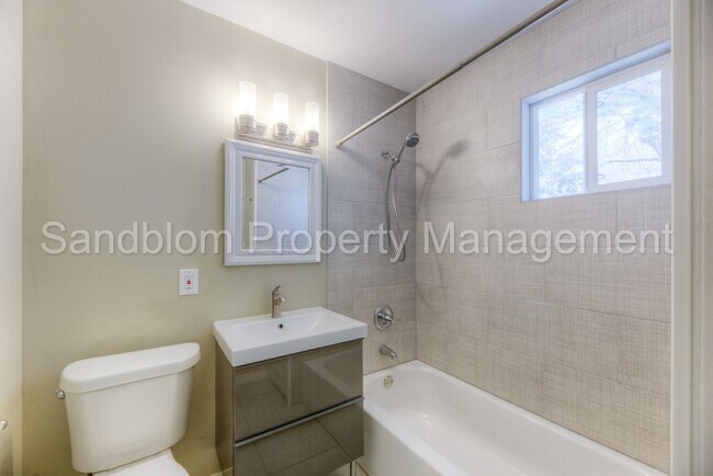 Building Photo - FOR LEASE | Tulsa | $1500 Rent | 3 Bed, 2 Bath Home