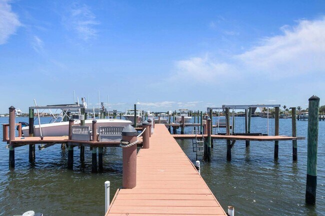 Building Photo - 316 N Lake Dr