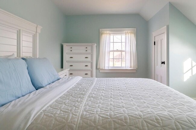 Building Photo - 1 Ella Ter