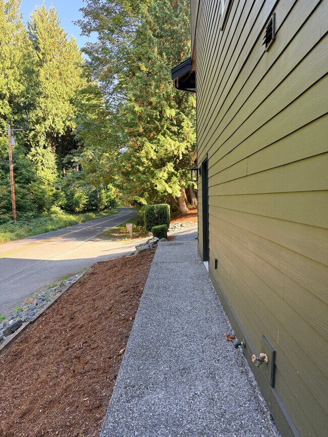 Building Photo - 4320 Lakeway Dr