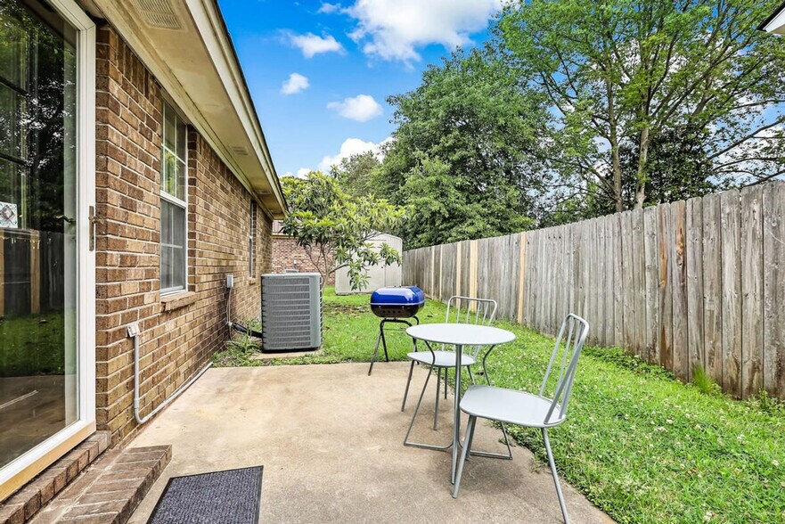 Building Photo - 102 Sandlewood Dr