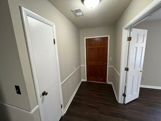 Building Photo - 704 E Grady St