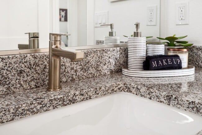 Building Photo - 2 Bed 1 BATH UPPER UNIT