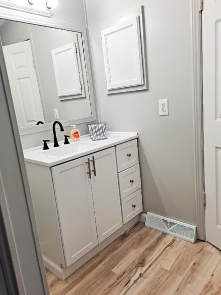 Building Photo - 17 Deerwood Park