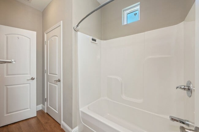 Building Photo - 3 bedroom 2.5 bathroom