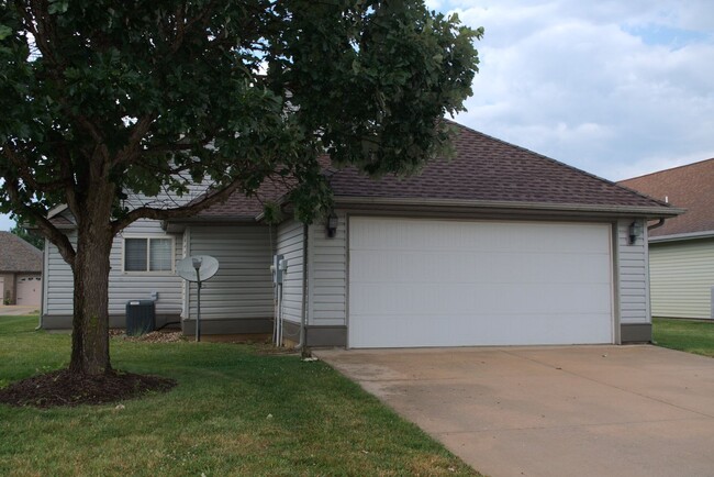 Building Photo - Large 2 Bed 2 Bath House With Lawncare Provided!