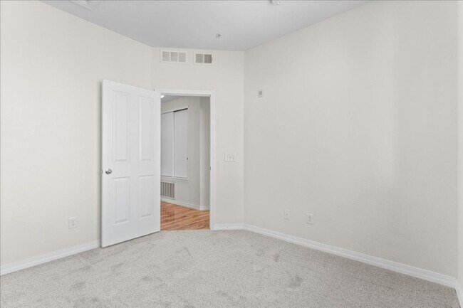 Building Photo - Beautiful 2 Bed 2 Bath Condo Near Rigden Farms!