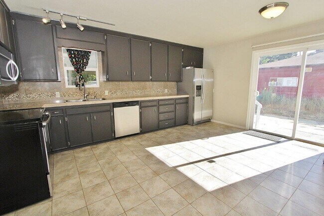 Building Photo - Charming Single-Level Home on the Bench