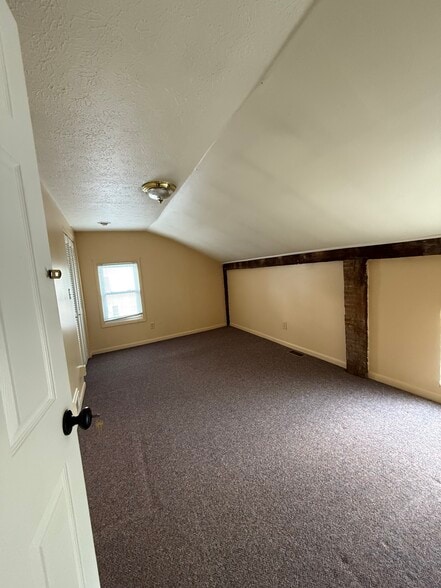 Regular sized Bedroom for 650/Month - 56 Beech St