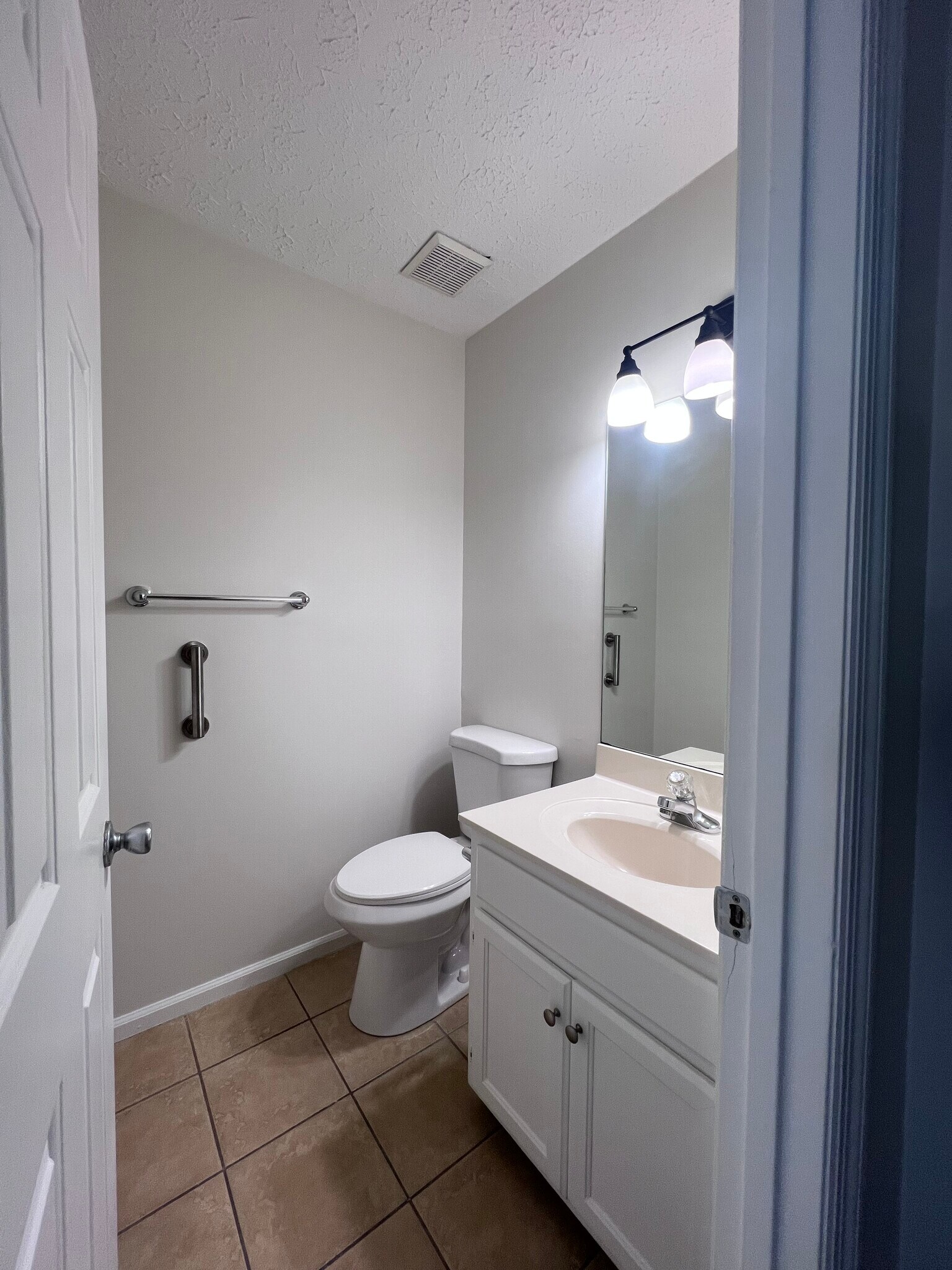 Building Photo - 141 S Birchwood Dr