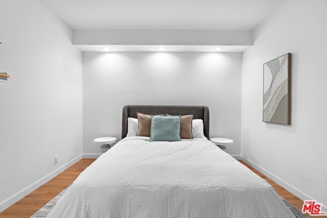Building Photo - 321 S San Vicente Blvd
