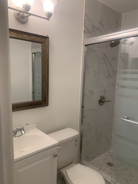 bath shower - 1812 N Mariposa Ave