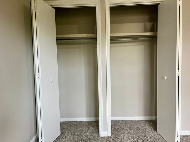Building Photo - AVAILABLE JUNE (NO PETS PERMITTED)