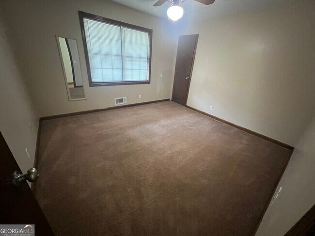 Building Photo - 916 Curry Cir SE
