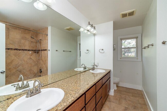 Building Photo - 2503 Homedale Dr