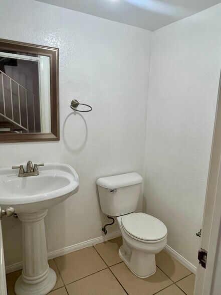 Building Photo - 3199 Royal Oaks Dr