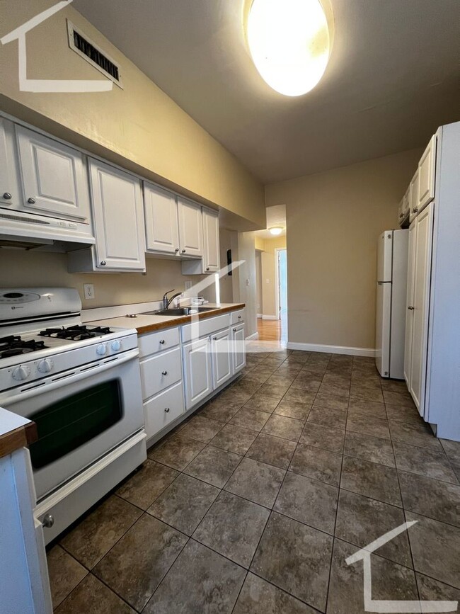 Building Photo - 9/1/25 Amazing South Campus 4BR/2BA w/balc...